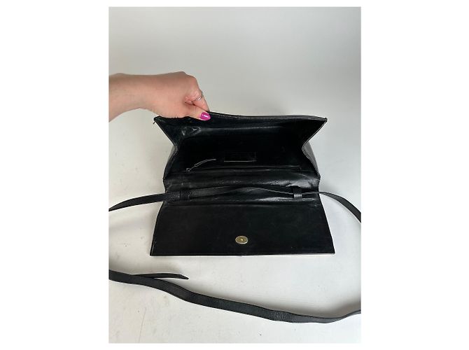 Vintage Givenchy Schultertasche aus schwarzem Leder - Ansicht 3