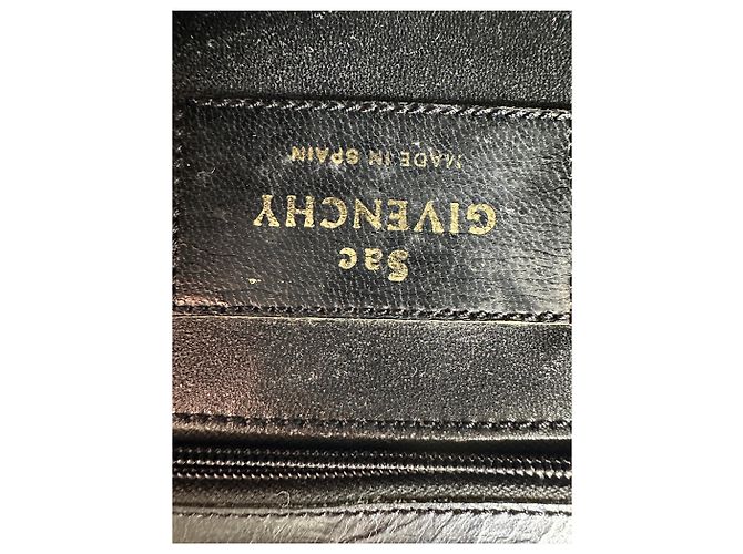 Vintage Givenchy Schultertasche aus schwarzem Leder - Ansicht 4