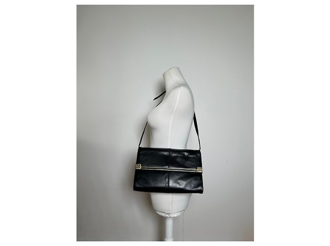 Vintage Givenchy Schultertasche aus schwarzem Leder - Ansicht 8