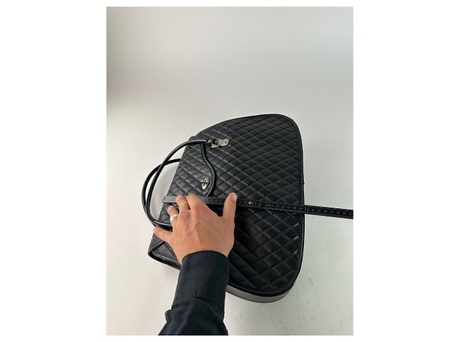 Comme Des Garcons Vintage Comme des Garçons patentiertes, gesteppte Handtasche in Schwarz - Ansicht 9