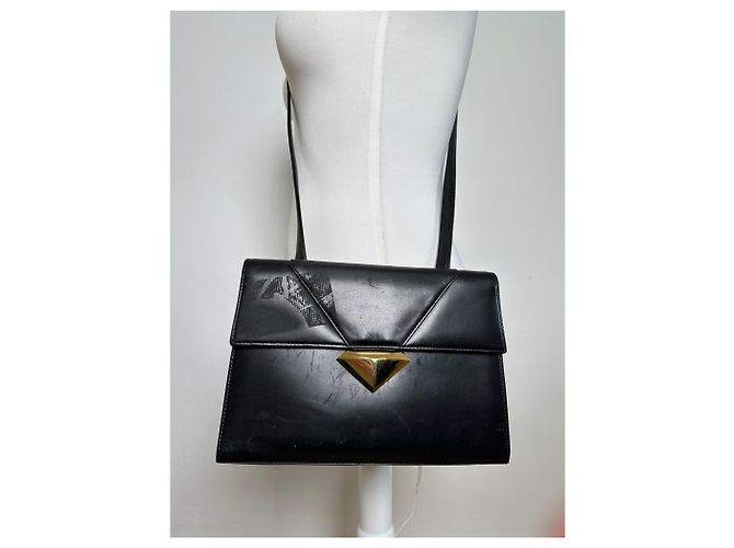 Vintage Givenchy Schultertasche aus schwarzem Leder - Ansicht 10