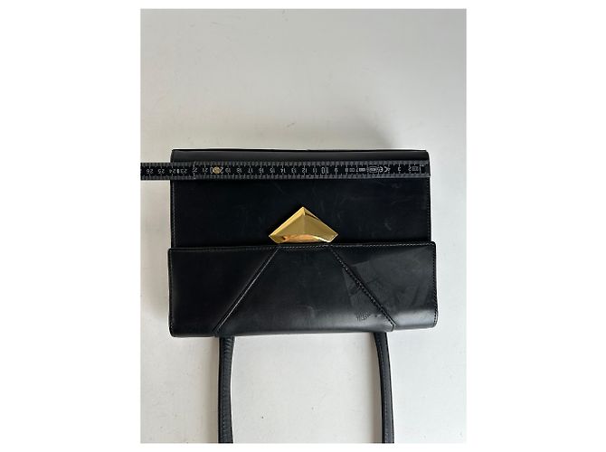 Vintage Givenchy Schultertasche aus schwarzem Leder - Ansicht 12