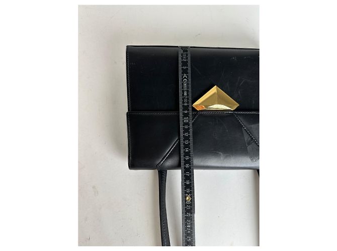 Vintage Givenchy Schultertasche aus schwarzem Leder - Ansicht 13