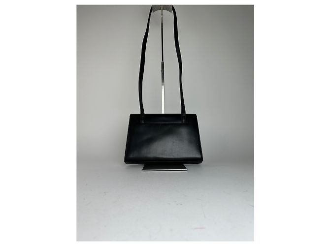 Vintage Givenchy Schultertasche aus schwarzem Leder - Ansicht 2