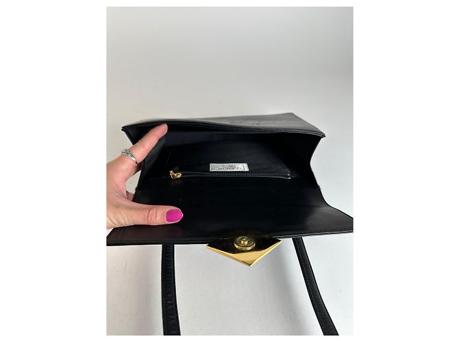 Vintage Givenchy Schultertasche aus schwarzem Leder - Ansicht 3