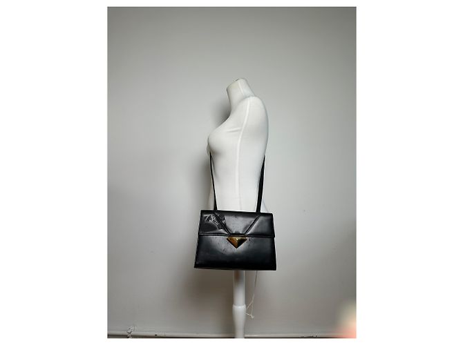 Vintage Givenchy Schultertasche aus schwarzem Leder - Ansicht 4