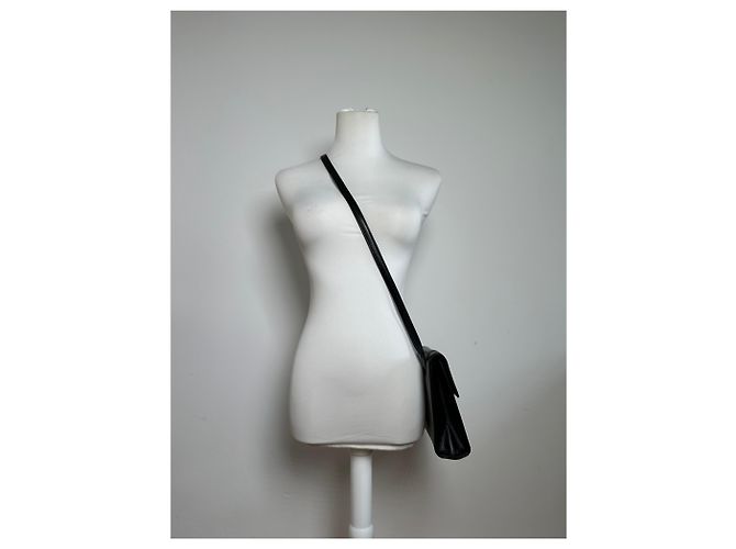 Vintage Givenchy Schultertasche aus schwarzem Leder - Ansicht 5