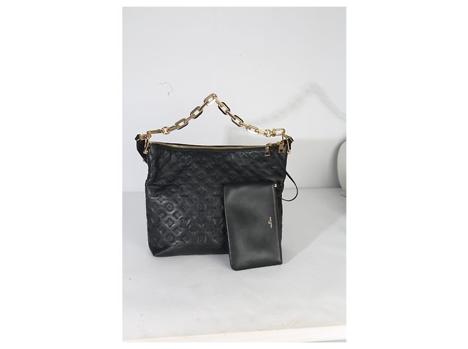 Borsa Hobo Coussin MM in pelle di agnello nera con monogramma in rilievo Louis Vuitton Nero - vista 6