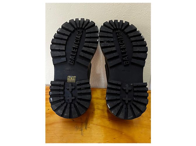 Schwarze Derby-Schuhe aus Leder mit dicker Sohle Balenciaga - Ansicht 11