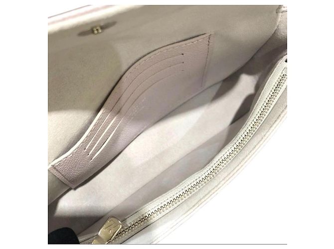 Portafoglio Louis Vuitton Wallet on Chain Ivy Monogram Empreinte bicolor brume-quartz Verde - vista 11