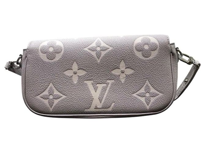 Portafoglio Louis Vuitton Wallet on Chain Ivy Monogram Empreinte bicolor brume-quartz Verde - vista 2