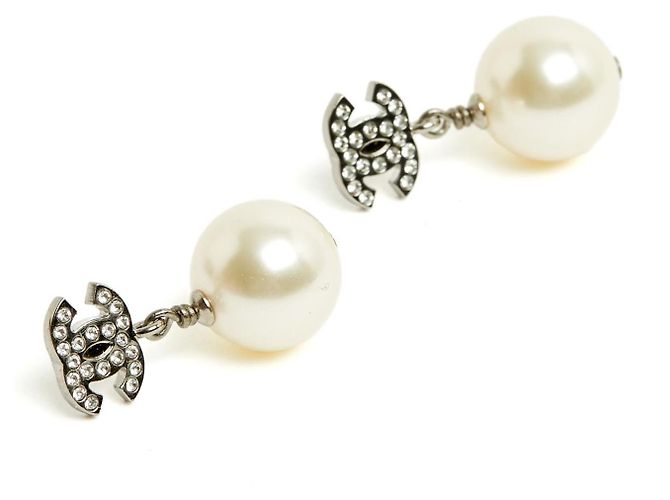 Chanel 24 Orecchini a Perno Piccoli CC con Perla Grande e Strass Argento - vista 2
