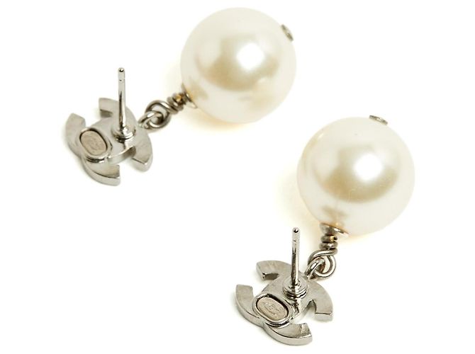 Chanel 24 Orecchini a Perno Piccoli CC con Perla Grande e Strass Argento - vista 3