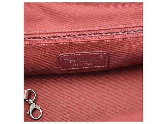 Chanel Gran Tote en Cuero Charol Burdeos - vista 2