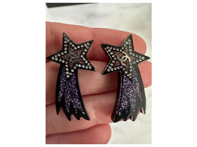 Coco Crush Orecchini Chanel CC Stelle in resina Nero - vista 3