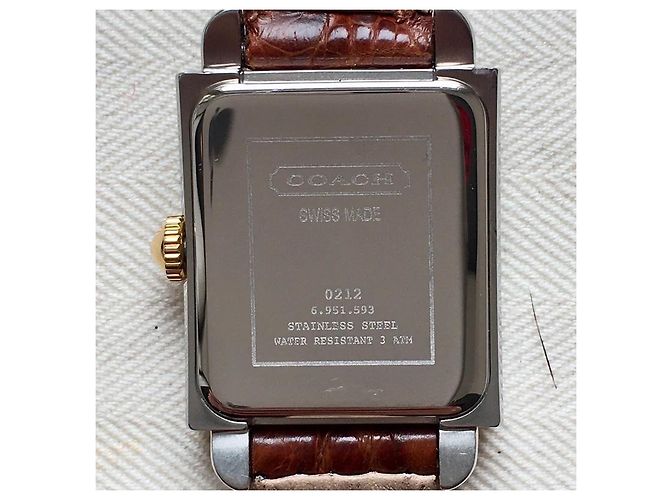 Reloj Coach Esfera Rectangular Beige Números Dorados Correa de Cocodrilo Marrón - vista 10