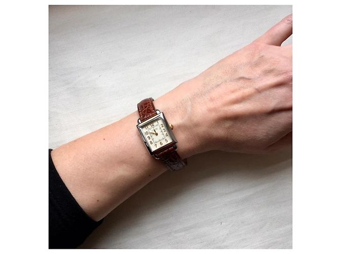 Reloj Coach Esfera Rectangular Beige Números Dorados Correa de Cocodrilo Marrón - vista 3