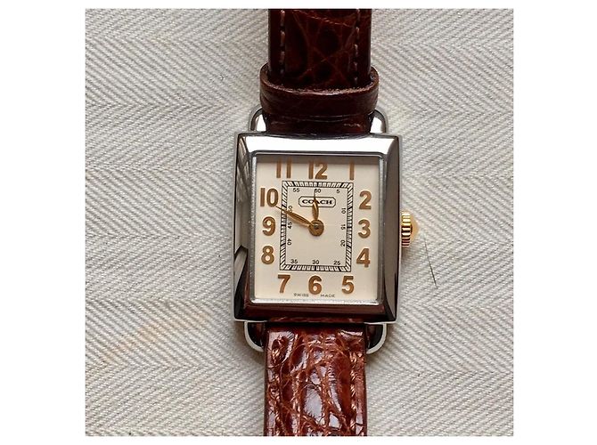 Reloj Coach Esfera Rectangular Beige Números Dorados Correa de Cocodrilo Marrón - vista 4