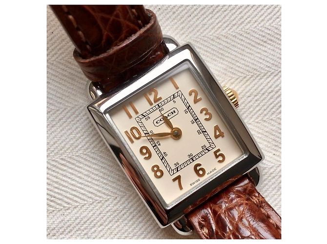 Reloj Coach Esfera Rectangular Beige Números Dorados Correa de Cocodrilo Marrón - vista 6