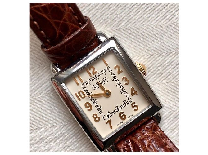 Reloj Coach Esfera Rectangular Beige Números Dorados Correa de Cocodrilo Marrón - vista 7