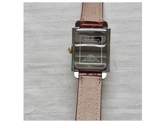 Reloj Coach Esfera Rectangular Beige Números Dorados Correa de Cocodrilo Marrón - vista 9