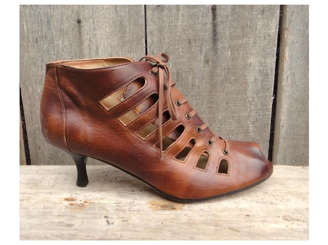 Sandali con tacco Stuart Weitzman Tyborg in pelle marrone - vista 5