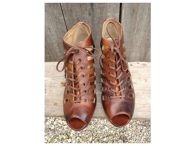 Sandali con tacco Stuart Weitzman Tyborg in pelle marrone - vista 7