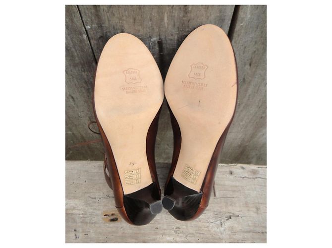 Sandali con tacco Stuart Weitzman Tyborg in pelle marrone - vista 9
