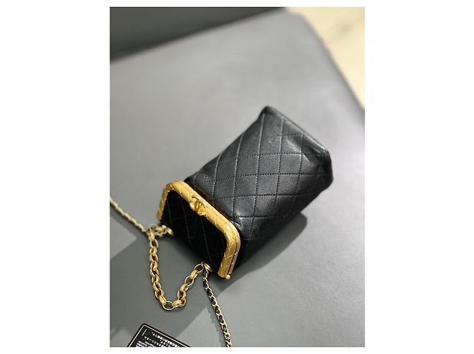 Borsa a spalla Chanel in pelle nera con chiusura kiss lock Nero - vista 2