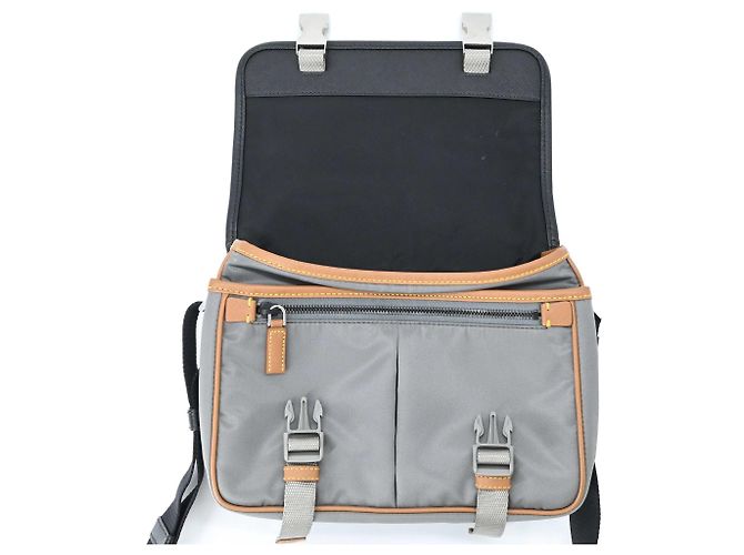 Borsa a Spalla Triangle in Re-Nylon Tessuto di Prada Marrone Nero - vista 13