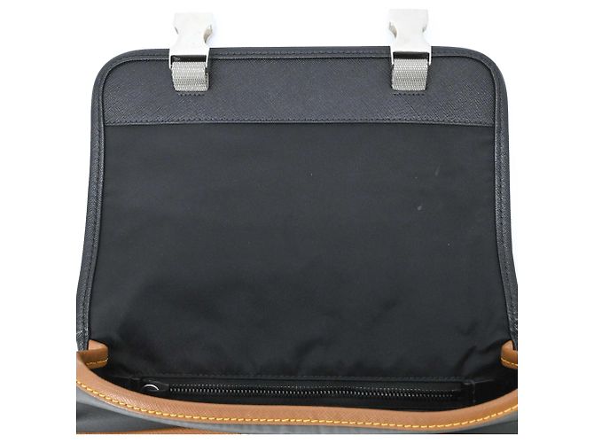 Borsa a Spalla Triangle in Re-Nylon Tessuto di Prada Marrone Nero - vista 14
