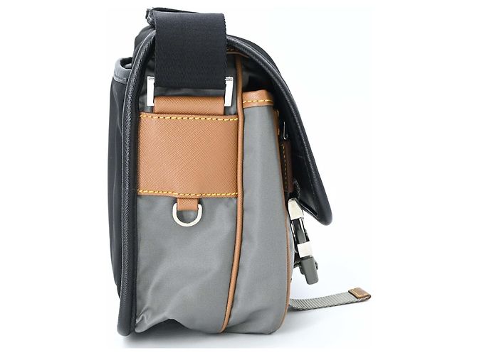 Borsa a Spalla Triangle in Re-Nylon Tessuto di Prada Marrone Nero - vista 4
