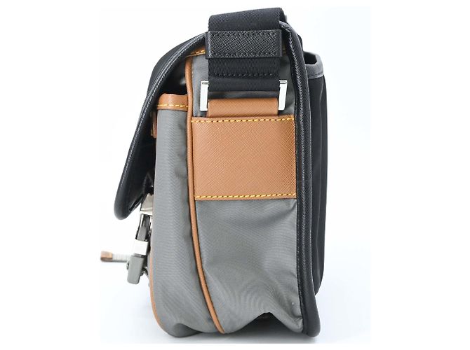 Borsa a Spalla Triangle in Re-Nylon Tessuto di Prada Marrone Nero - vista 5