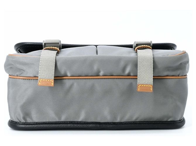 Borsa a Spalla Triangle in Re-Nylon Tessuto di Prada Marrone Nero - vista 6