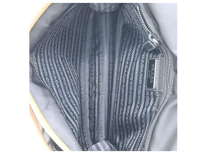 Borsa a Spalla Triangle in Re-Nylon Tessuto di Prada Marrone Nero - vista 8