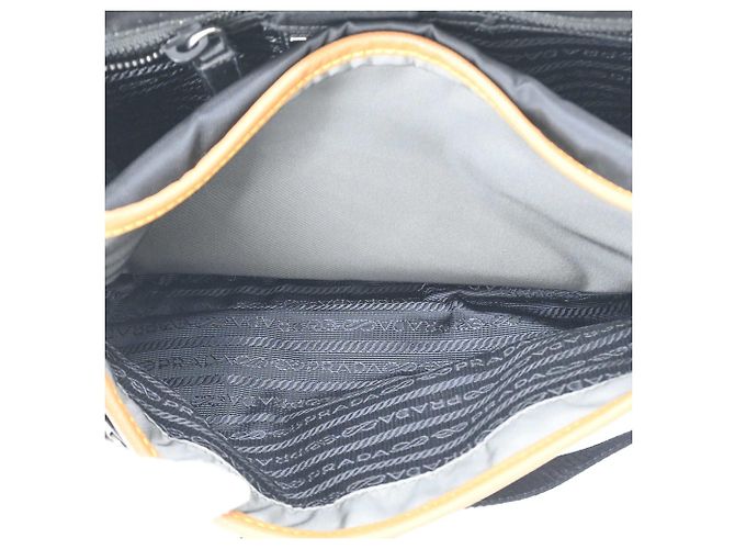 Borsa a Spalla Triangle in Re-Nylon Tessuto di Prada Marrone Nero - vista 9