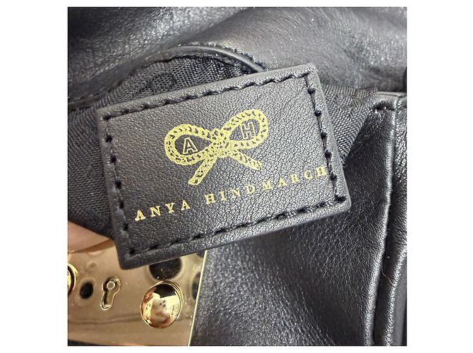 Tiny Tim Umhängetasche aus schwarzem Leder von Anya Hindmarch - Ansicht 2