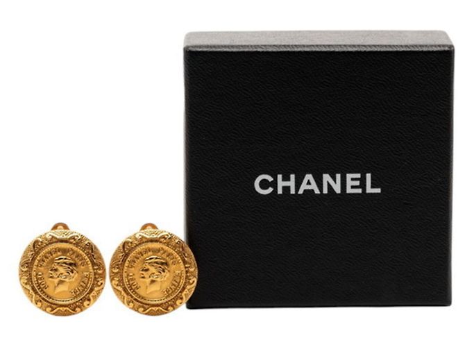 Orecchini a clip con motivo moneta vintage di Chanel D'oro - vista 4