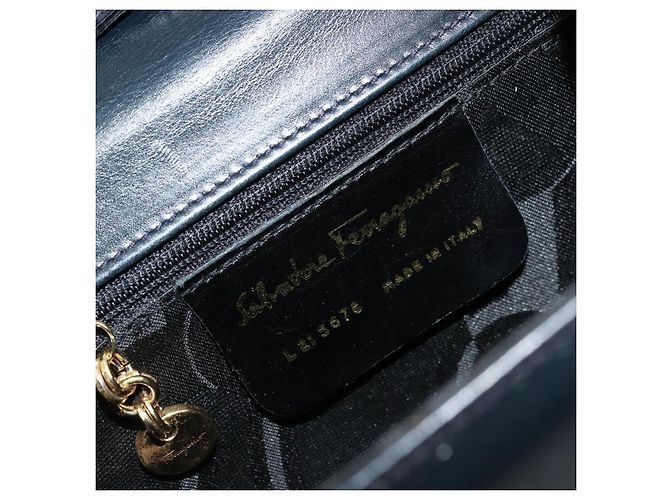 Borsa a Spalla Vala in Pelle Blu Navy e Oro Salvatore Ferragamo Auth ka4099 D'oro - vista 12