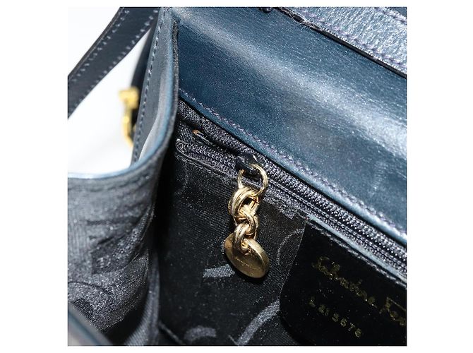 Borsa a Spalla Vala in Pelle Blu Navy e Oro Salvatore Ferragamo Auth ka4099 D'oro - vista 23