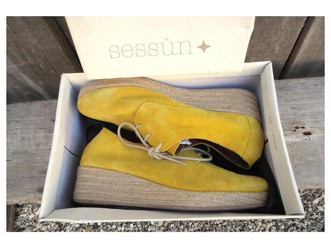 Derbies Sessun Bloom en daim jaune - vue 2