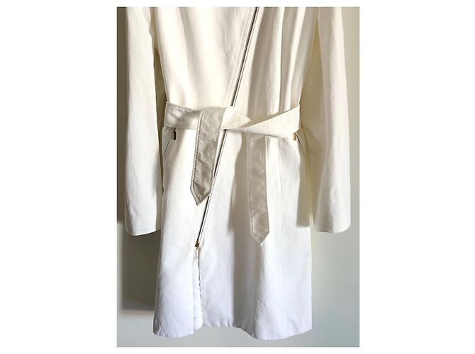 Carla G. Trench blanco Carla G con cinturón y cremalleras doradas Gold hardware - vista 10