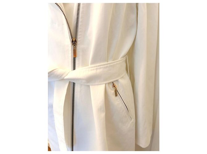 Carla G. Trench blanco Carla G con cinturón y cremalleras doradas Gold hardware - vista 11