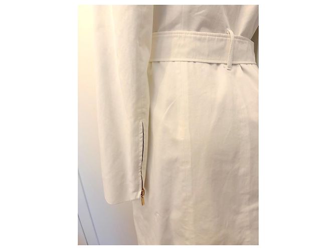 Carla G. Trench blanco Carla G con cinturón y cremalleras doradas Gold hardware - vista 17