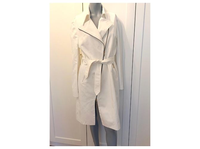 Carla G. Trench blanco Carla G con cinturón y cremalleras doradas Gold hardware - vista 3