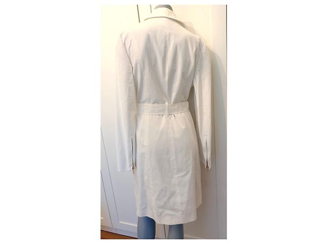 Carla G. Trench blanco Carla G con cinturón y cremalleras doradas Gold hardware - vista 5