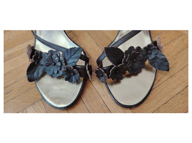 DOLCE & GABBANA LEDERSANDALEN MIT BLUMEN. Braun - Ansicht 3