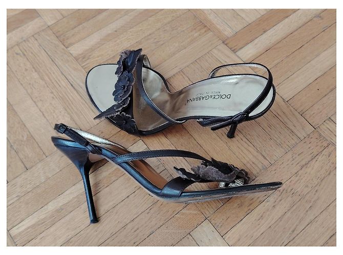DOLCE & GABBANA LEDERSANDALEN MIT BLUMEN. Braun - Ansicht 7
