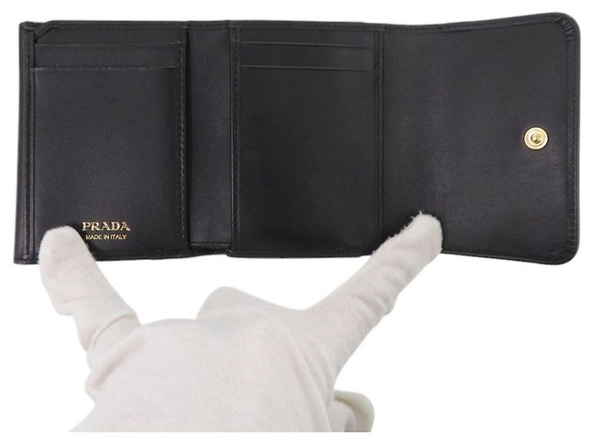 Billetera Tri-Fold Triangle Saffiano de Prada Negro - vista 5