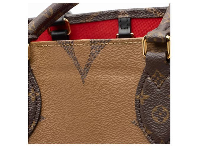 Sac Onthego MM en toile Monogram géant Louis Vuitton Marron - vue 9